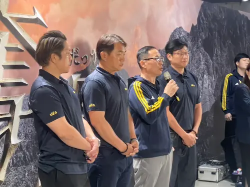 ▲當被問到為何是彭政閔（左2）接任領隊時，中信育樂營運長劉志威（右2）坦言，建立兄弟文化是最重要原因。（圖／記者林子翔攝）