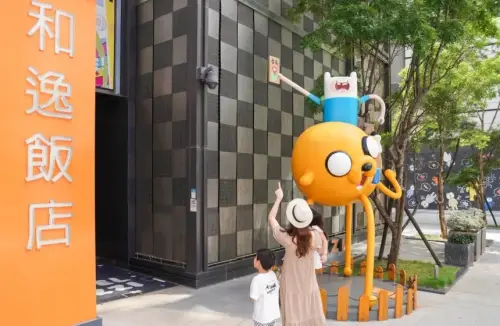 ▲座落於台南精華商圈的「和逸飯店台南西門館」，憑藉全台唯一的卡通官方聯名與近 500 坪放電設施，勇奪全台熱門親子飯店排行總冠軍。（圖／翻攝自和逸飯店官網）