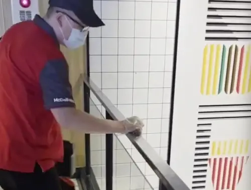 如來鼠掌！麥當勞店員「淡定徒手打爆老鼠」　6秒影片太震撼瘋傳