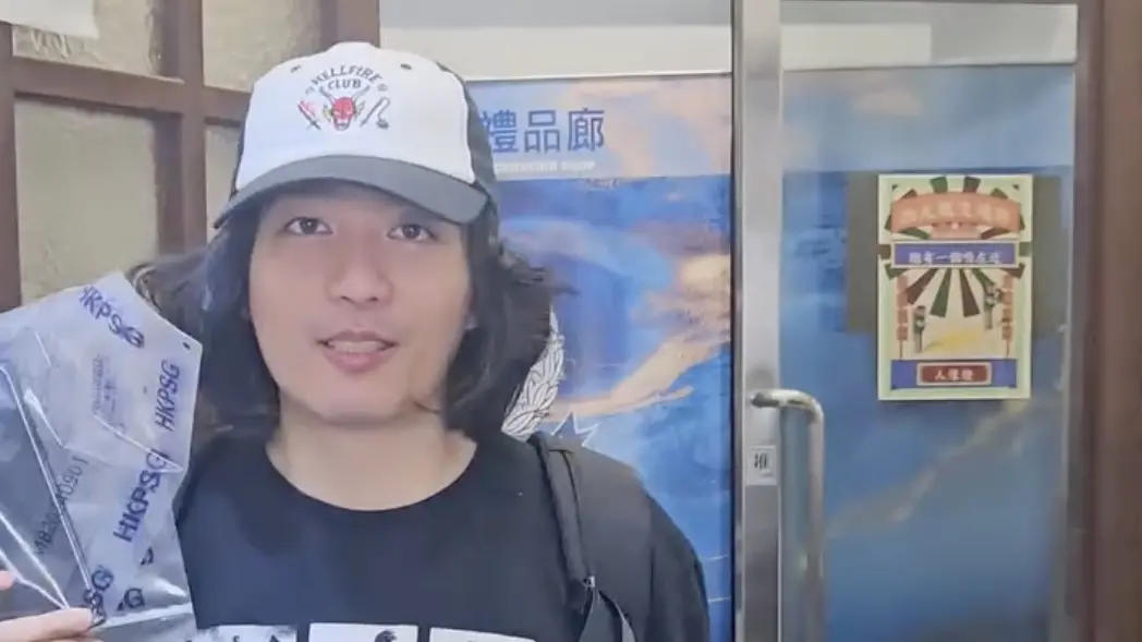 ▲YouTuber阿傑日前參觀香港油麻地警署電影展覽，親手操作互動裝置刪除《無間道》主角陳永仁的警員資料，引發大批港片迷共鳴，留言區瞬間掀起回憶殺。（圖／翻攝阿傑Threads@jaychang0127）