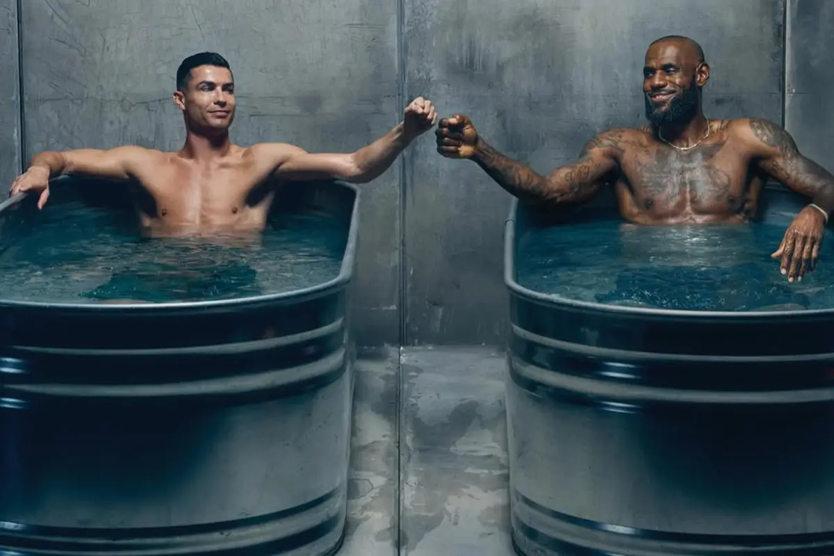 ▲NBA歷史得分王「詹皇」詹姆斯（LeBron James）與足球傳奇「C羅」羅納度（Cristiano Ronaldo）兩大體壇偶像跨界聯手，共同代言品牌最新推出的「Mind Slide」鞋款。（圖／翻攝自NIke IG）