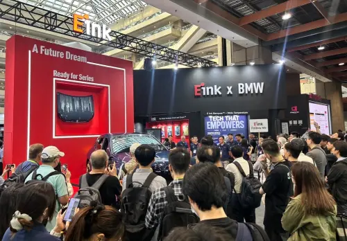 ▲E Ink元太科技於COMPUTEX 2026展出E Ink×BMW變色車技術，現場吸引大批參觀者圍觀。（圖／翻攝官網）