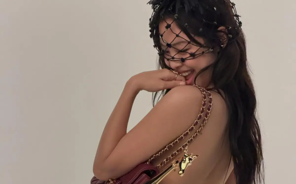 ▲Jennie近日拍雜誌封面時，大膽脫掉上衣，只拿香奈兒包包遮點，性感辣照在IG狂吸234萬人按讚。（圖／Jennie IG@jennierubyjane）