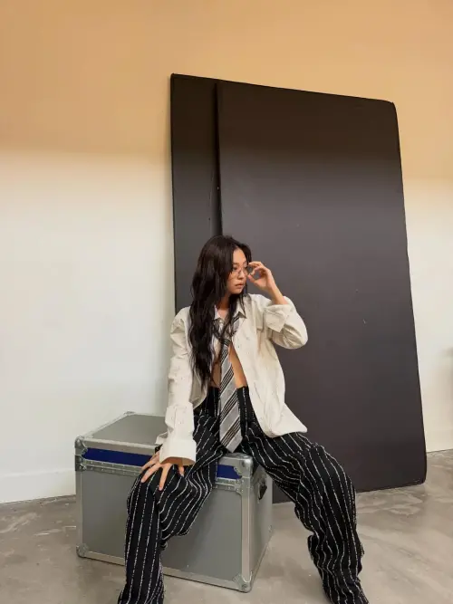 ▲Jennie沒穿上衣！拍雜誌封面只拿香奈兒包遮點　辣照狂吸234萬讚（圖／Jennie IG@jennierubyjane）