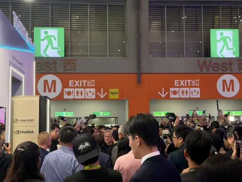 黃仁勳逛鴻海攤位　劉揚偉豪送電動車、現場大吃紅豆餅