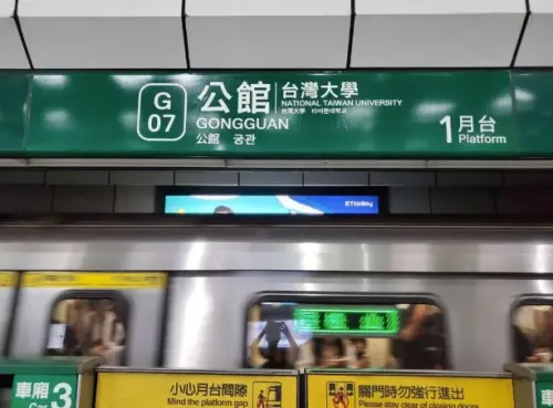 ▲台北捷運自112年6月起，陸續於鄰近日韓旅客熱門景點、重要轉乘站及終端站等車站，增設日、韓語列車到站標示，如今高鐵也跟上了！（圖／台北市政府提供）