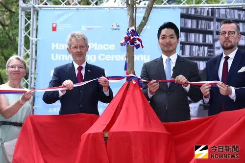 ▲台北市長蔣萬安、捷克議長韋德齊（左二）出席大安森林公園「哈維爾的長椅」揭幕式。（圖／記者朱永強攝）