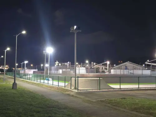 ▲內湖休閒運動公園極限運動場設有夜間照明，並開放至晚上10點。（圖／台北市政府工務局衛生下水道工程處）