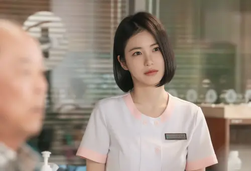 ▲辛叡恩（如圖）化身怪力護理師，總是在李宰旭身邊幫助他。（圖／Disney+提供）