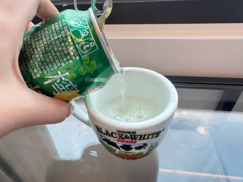 ▲「香菜檸檬蘇打飲」湊近聞，直接就可以聞到香菜的味道，整體甜度偏低，冰涼消暑。（圖／記者鍾怡婷攝）