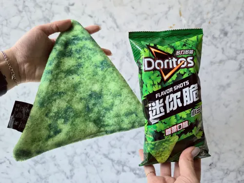 ▲至全聯購買指定系列商品單筆消費滿199元贈送「香菜多力多滋造型擦手巾」。（圖／全聯提供）