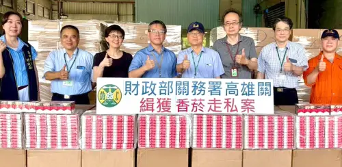▲關務署高雄關在高雄港65號碼頭及79號碼頭貨櫃集散場，查獲5只轉口貨櫃夾藏未申報之香菸，高雄關副關務長羅文禎(右4)到場關心。(圖／關務署高雄關提供)
