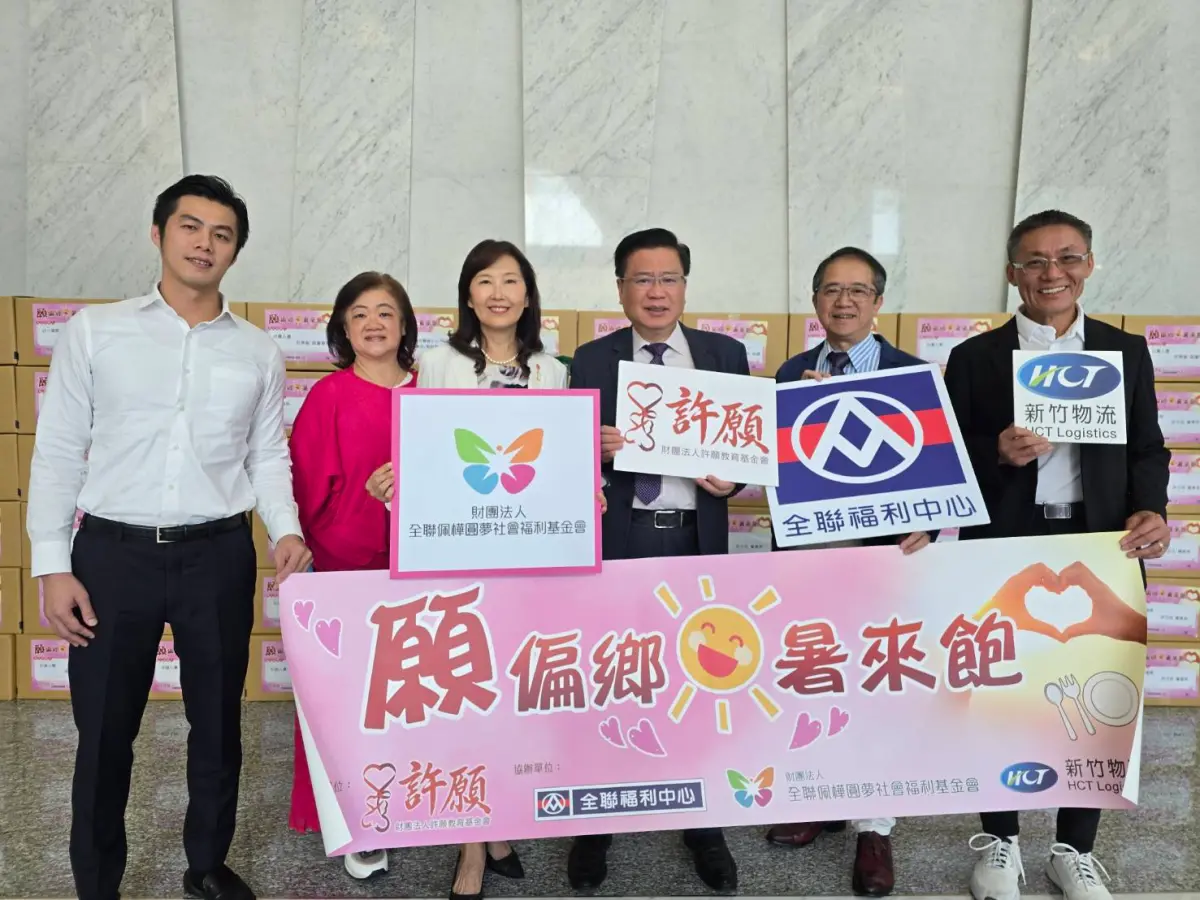 ▲全國商總理事長暨許願教育基金會董事長許舒博，連續四年發起「願偏鄉‧暑來飽」愛心食物箱計畫，許願基金會前身為人壽保險文教基金會，更名後保持愛的初心並承繼以往責任，持續與產業界三大龍頭，全聯福利中心、全聯佩樺圓夢社會福利基金會以及新竹物流深耕合作。 （圖／商總提供）