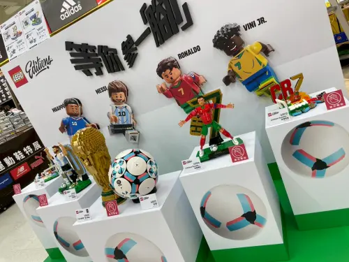 ▲樂高瞄準2026年世界盃，推出「LEGO樂高足壇焦點系列」。（圖／家樂福提供）
