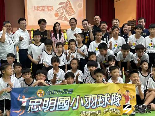 忠明國小羽球隊鬧球荒 江啟臣偕何昱奇豪贈10大箱紓困