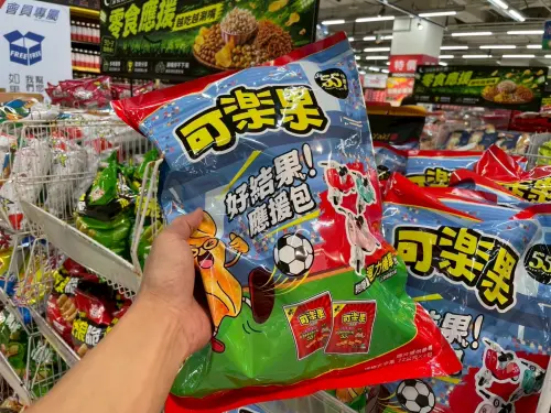 ▲家樂福攜手經典國民零食可樂果合作，推出全台限量8000包的獨家新品，「可樂果原味好結果應援包」。（圖／家樂福提供）