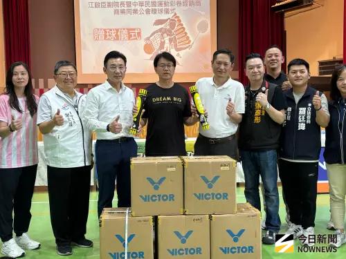 ▲忠明國小羽球隊陷球荒，江啟臣偕何昱奇前往贈球，原本5箱當場加碼到10箱，共送出3600顆比賽用羽球。（圖／記者金武鳳攝，2026.6.3)