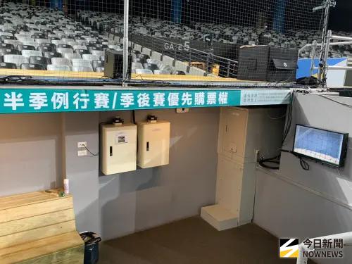 ▲中信兄弟投手教練王建民昨日罕見情緒失控，怒摔休息室電話箱門。（圖／記者陳柏翰攝,2026.6.3）