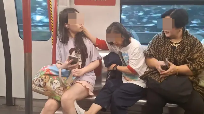    ▲香港Threads瘋傳的影片顯示，一名年輕女生坐在港鐵車廂博愛座，遭旁邊的老婦人抓頭髮用力搖晃，頭部幾乎撞上欄杆。（圖／截自Threads@ba_azusa）  