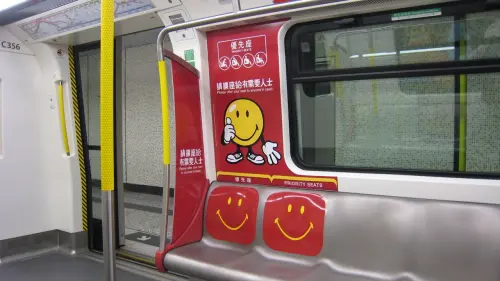 ▲香港Threads瘋傳的影片顯示，一名年輕女生坐在港鐵車廂博愛座，遭旁邊的老婦人抓頭髮用力搖晃，頭部幾乎撞上欄杆。（圖／Threads@ba_azusa）