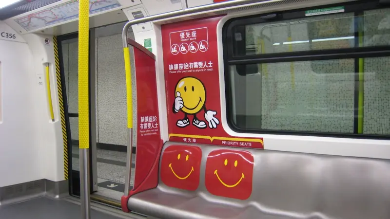    ▲香港Threads瘋傳的影片顯示，一名年輕女生坐在港鐵車廂博愛座，遭旁邊的老婦人抓頭髮用力搖晃，頭部幾乎撞上欄杆。（圖／Threads@ba_azusa）  