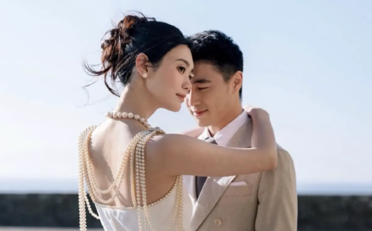 ▲賭王兒子何猷君（右）和超模老婆奚夢瑤（左）日前在法國補辦婚宴，有眼尖的粉絲發現，奚夢瑤脖子上的珍珠項鍊特別吸睛，原來是婆婆的傳家寶極品澳白珍珠。（圖／翻攝自微博）