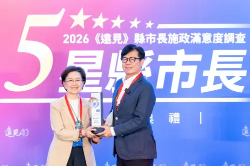 ▲高雄市長陳其邁從《遠見•天下文化》發行人王力行手中接下五星市長獎盃。（圖／高市府提供）