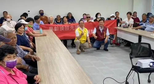 ▲高雄市區監理所旗山監理站鄭棍泉(前排右)與六龜區長劉文甲(前排左)到場為高齡長輩換照加油打氣。(圖／高雄市區監理所旗山監理站提供)