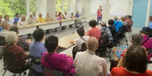 ▲高雄市區監理所旗山監理站鄭棍泉(站立者)宣導實施高齡駕駛人換照新制的重要性。(圖／高雄市區監理所旗山監理站提供)