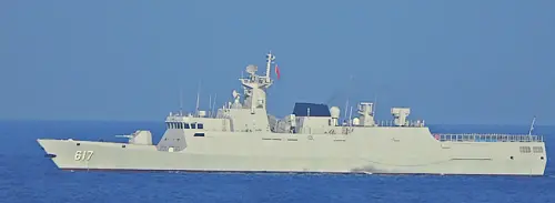 ▲中共景德鎮軍艦(舷號617)騷擾我西南海域，海軍鄭和軍艦嚴密監控。（圖／國防部提供）