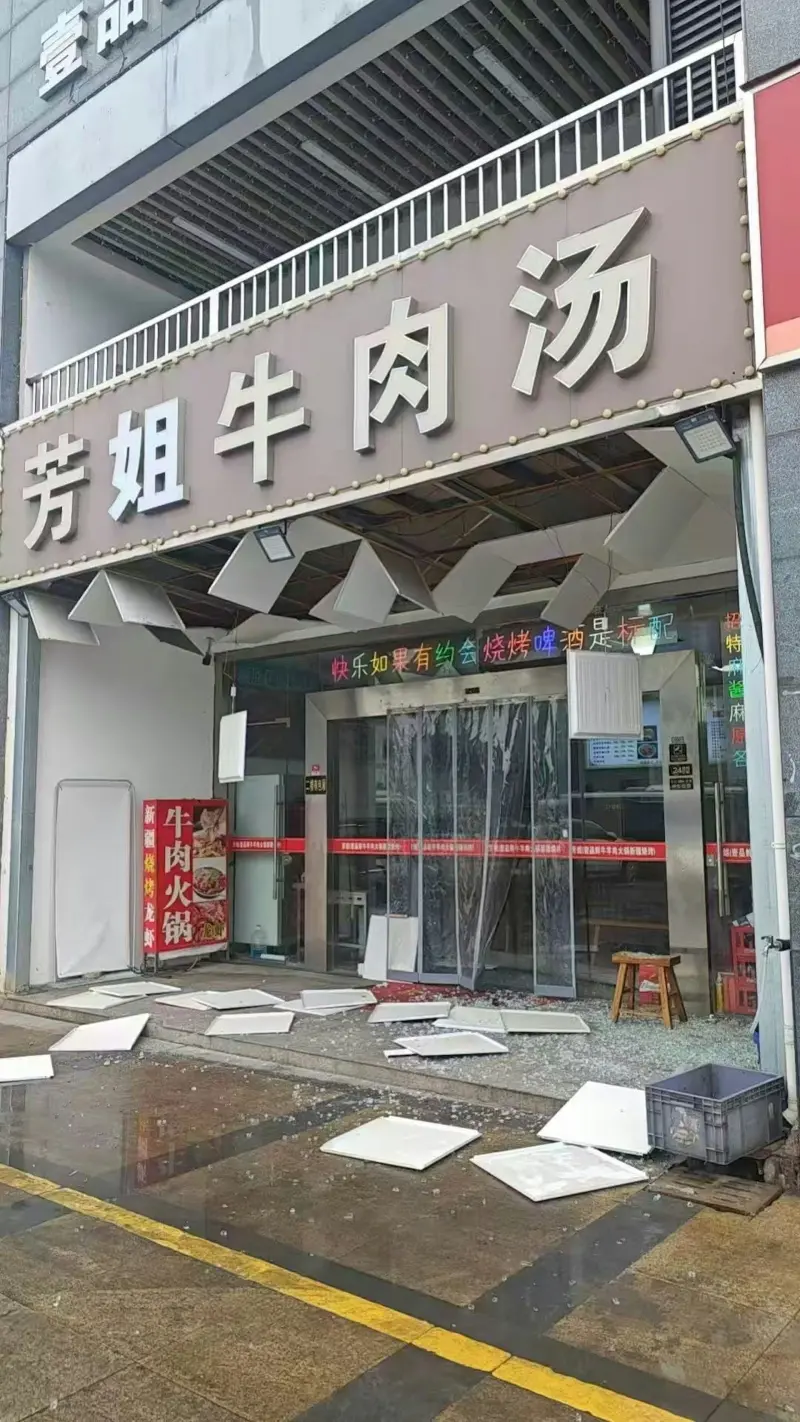    ▲爆炸把附近許多商家的玻璃震破，還有天花板因而脫落。（圖／翻攝自微博）  