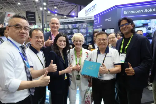 不只逛鴻海等大廠！黃仁勳與妻女到訪樺漢　親簽公司AI新品