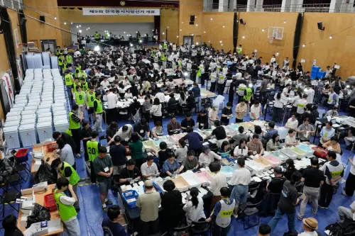 李在明期中考過關！韓地方選舉出口民調曝 　執政黨11地領先