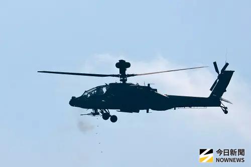 ▲AH-64E阿帕契攻擊直升機實施30公厘鏈砲實彈射擊。（圖／記者莊全成攝）