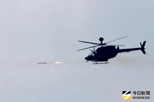 ▲OH-58D戰搜直升機執行2.75吋海神火箭實彈射擊，精準命中目標區。（圖／記者莊全成攝，2026.06.03）
