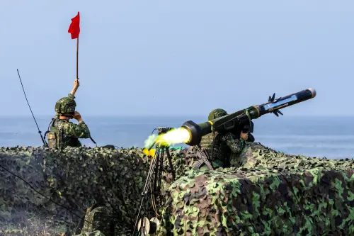 ▲蘭指部反甲連實施標槍飛彈實彈射擊。（圖／軍聞社提供）