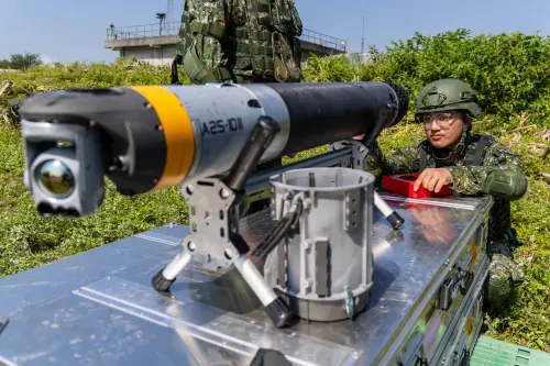 ▲官兵於射擊前檢查Altius-600M無人機。（圖／軍聞社提供）