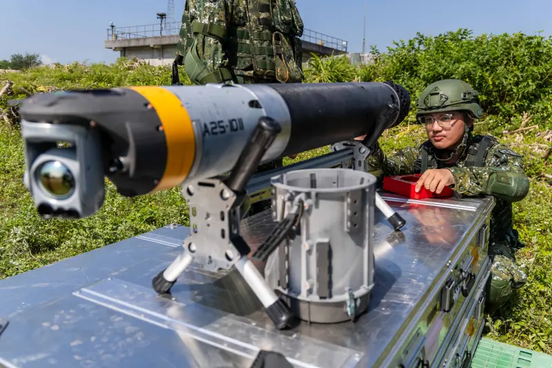    ▲官兵於射擊前檢查Altius-600M無人機。（圖／軍聞社提供）  