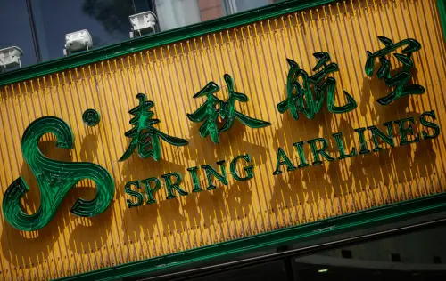 搭飛機變看購物台！中國廉航空姐拿麥推銷　乘客崩潰：還我清靜