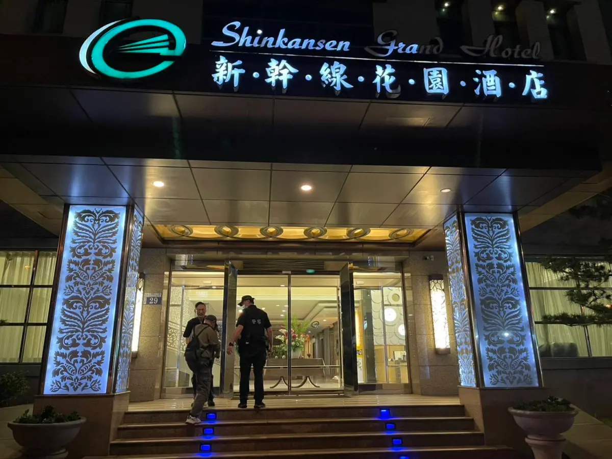 ▲工業區派出所於夜間巡邏的員警發現異狀，主動上前關心，瞭解這名老外的困境後，馬上協助查詢附近尚有空房的旅宿，最終順利協助這位老外落腳入住（圖/記者鄧力軍翻攝）