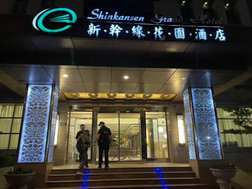 老外深夜「卡關」困坐街頭　巡警如暗夜天使現身解困