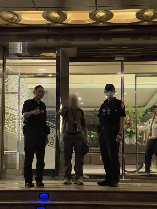 ▲經員警多方聯繫後，終於順利找到可入住的旅館，並引導其前往辦理入住手續，讓老翁終於能安心休息。（圖/記者鄧力軍翻攝）