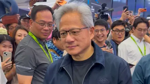 黃仁勳罕見動怒！大媽硬塞日幣狂要簽名　當場皺眉喊：妳太難搞了