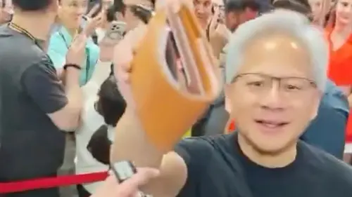 被黃仁勳當場搶劫？簽名簽到翻錢包　10張千元鈔全送ShowGirl