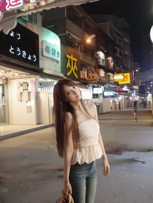 ▲三上悠亞分享在逢甲夜市拍下的多張美照，其中幾張身後卻冷清到沒人，讓大家超驚訝，不過有網友指出是三上悠亞把人修圖修掉。（圖／翻攝自三上悠亞IG@yua_mikami）