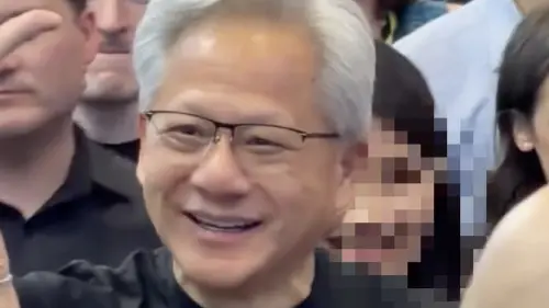 黃仁勳遭鹹豬手？女工作人員一路摸背搭肩　粉絲轟：這算性騷擾嗎