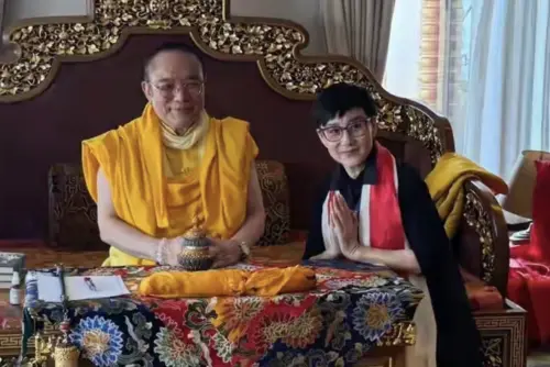 64歲利智神隱兩年現身尼泊爾！與李連杰拜見仁波切　顏值變化驚人