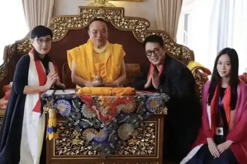 ▲利智（左一）和老公李連杰（右二）、女兒Jade（右一）到尼泊爾拜見仁波切（左二），外表回復到昔日的高峰，也顯得凍齡。（圖／翻攝自兔妹法則微博）