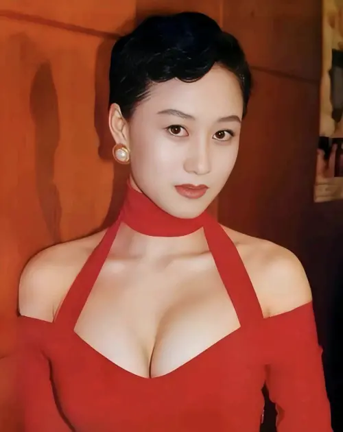 ▲利智的傲人上圍始終是香港觀眾的話題焦點。（圖／翻攝自熱劇汪微博）