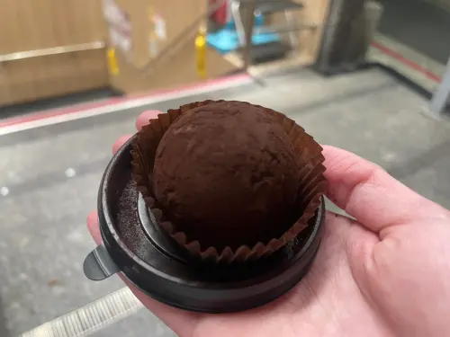 ▲全聯開心果可可脆Q餅外皮撒上不少可可粉，在品嘗或是打開蓋子的過程中，都得小心注意粉掉落。（圖／記者陳雅雲攝）